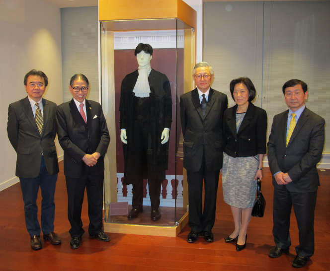 The Hon Andrew Li unveils the display of his court dress at  HKU Faculty of Law exhibition “De Lege Lata”