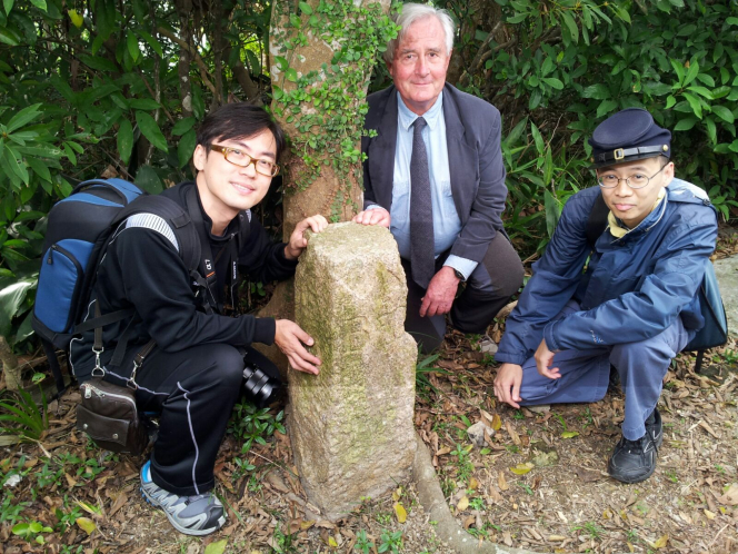 (From left) HKU tutor Mr Chan Yiu-hung, lecturer Dr Stephen N.G. Davies, and tutor Mr Choi Cho-hong discover B.O. No4.