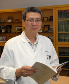 香港大學李嘉誠醫學院生物醫學學院教授黃建東教授指「YB1」可以攜帶治療性蛋白質和藥物至腫瘤組織，消除腫瘤。