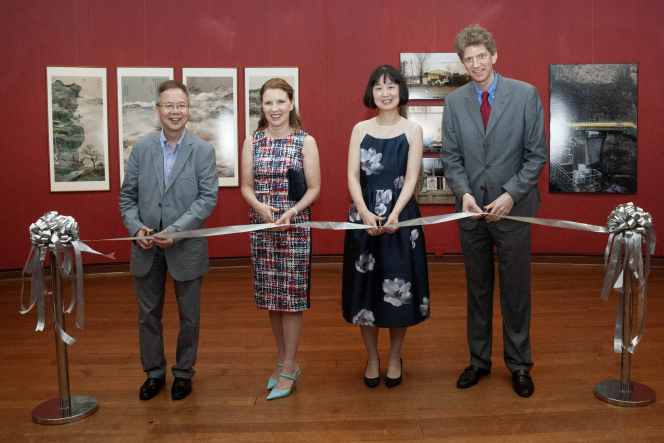 (From left) Ribbon-cutting ceremony officiated by Co-founder of the Lamda Foundation Dr Dickson Wong Kai-tat, Patron of the HKU Museum Society Dr Christina Mathieson, The University of Sydney’s Chau Chak Wing Museum Special Advisor Ms Christine Yip and Director of UMAG Dr Florian Knothe.
