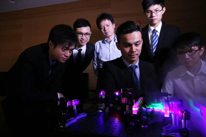 香港大學電機電子工程系謝堅文博士的團隊和平行鏡激光掃描儀器