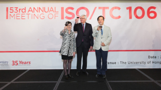 ISO/TC 106 會長Gottfried SCHMALZ 教授(中) ﹑ 蔡淑嫻署長 (左) 和朱振雄教授 (右) 在晚宴上祝酒