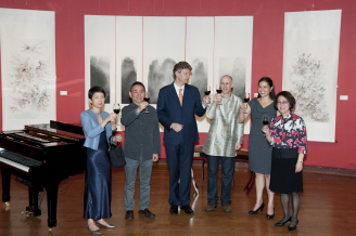 (From left) Toasting ceremony by Publisher of Orientations Yifawn Lee, Professor and Art Critic Pi Daojian, UMAG Director Florian Knothe, Artist Michael Cherney, Guest Curator Tiffany Wai-Ying Beres and Chairman of the HKU Museum Society Yvonne Choi.
