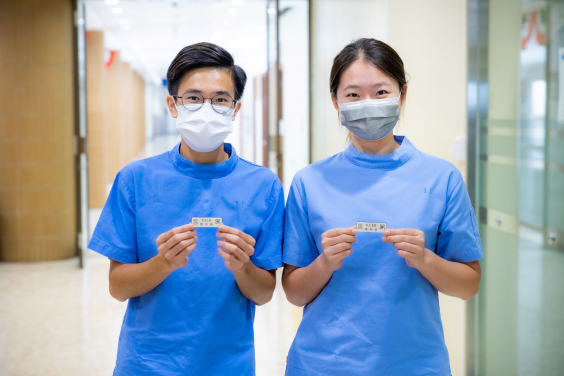 Bachelor of Dental Surgery Year 3 (BDS3) student representatives (right) Miss Kelly Sze and Sunny Lai. After taking the Oath of Clinical Pledging, BDS3 students receive name badges engraved with their names which signify their ambition, passion, and commitment as dentists-to-be
 