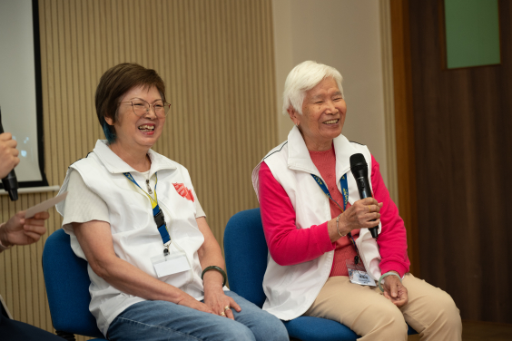 計劃的參加者陳賽梅女士（右）和黃善倩女士（左）分享過去數年和青年的相處，細說跨代交流為她們帶來的一些生活轉變。