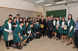 Professor Lap-Chee Tsui meets with new students from the Faculty of Law