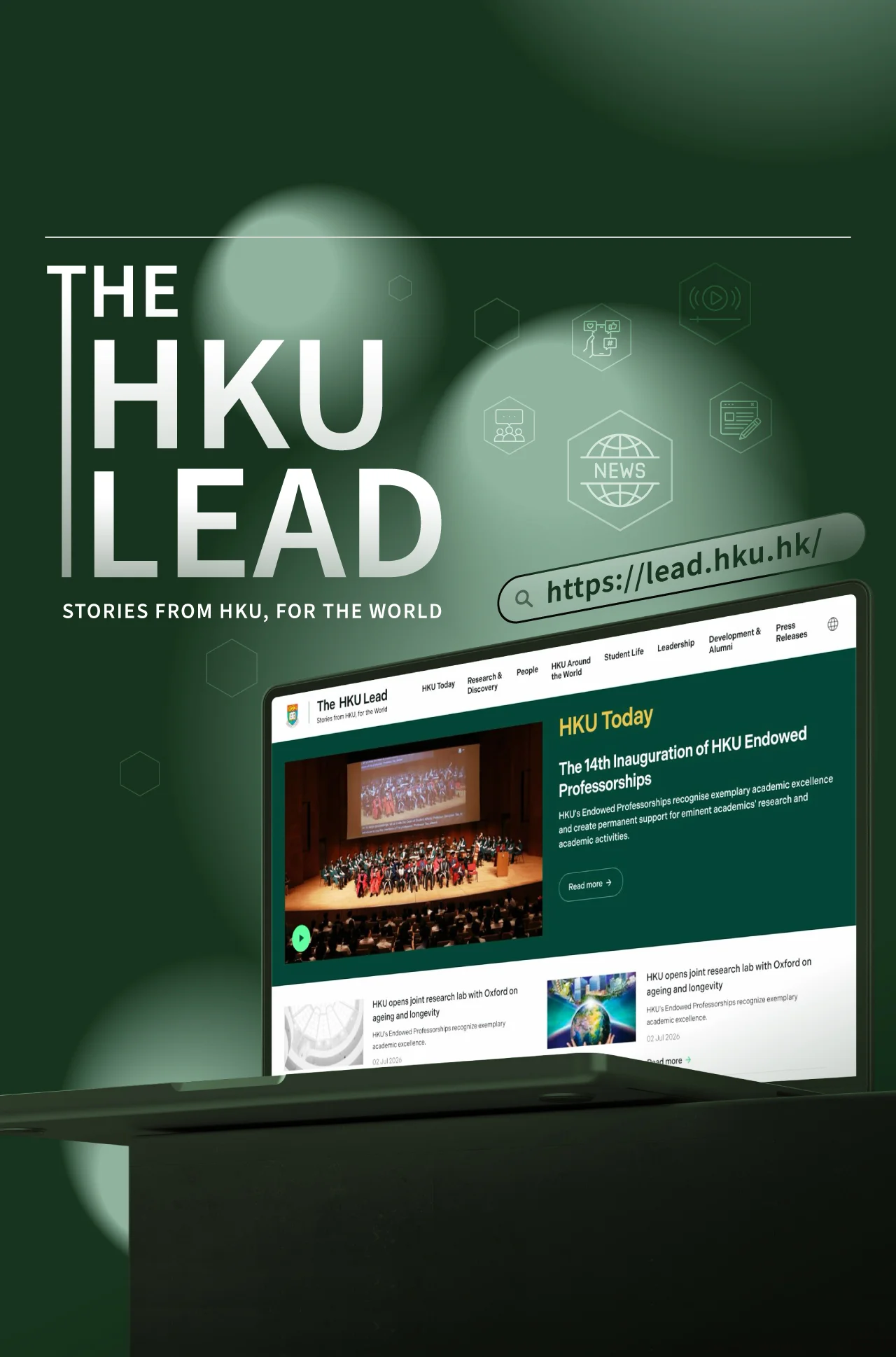 深綠色宣傳圖片，寫有「The HKU Lead：Stories from HKU, for the World」，並展示筆記型電腦螢幕上顯示The HKU Lead新聞網站首頁（lead.hku.hk）。
