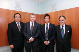 (左起) 香港大學校長徐立之教授、馬斐森教授、學生會會長鄧日朗及香港大學校務委員會主席梁智鴻醫生合照。