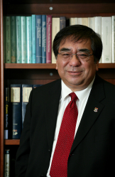Dean of HKU Science Professor Sun Kwok being awarded by the University of Minnesota for his exceptional research contributions and service to the development of astronomical research in Asia.