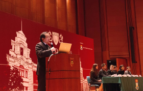 香港大學校長徐立之教授在開幕禮上歡迎與會者參加首次在港舉行的哈佛模擬國會（亞洲）。