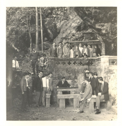 饒宗頤教授與香港大學中文系學生郊遊撫琴照。(1960年初夏)