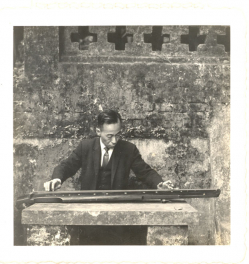  饒宗頤教授與香港大學中文系學生郊遊撫琴照。(1960年初夏)