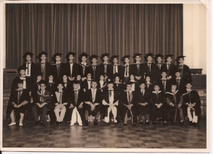  1960年香港大學中文系畢業典禮，第一排右四為饒教授；同排右六為林仰山、右五為羅香林