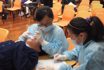 研究人員為12歲兒童作口腔檢查，顯示本港蛀牙比率低但牙酸蝕比率高。