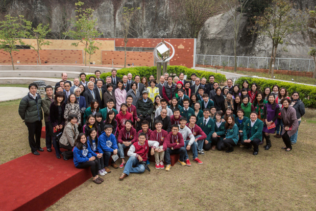 Dr Stanley Ho with guests, and HKU students, professors, wardens and staff