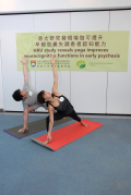 左起：瑜伽學員林志超及瑜伽老師林子萱正示範第十六式「側三角拉伸式」。