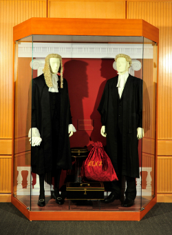 (左)前終審法院首席大法官李國能先生資深大律師儀式用服飾; (右)大律師黑袍