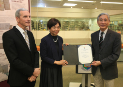 (左起) 圖書館館長蘇德毅先生, 的近律師行首席合夥人蔣瑞福女士, 香港大學副校長(外務) 周肇平教授