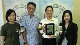左起：香港觀鳥會楊莉琪、香港觀鳥會主席劉偉民、香港大學計算機科學系葉志立博士、香港大學計算機科學系王嘉欣博士