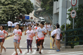 三百多名港大學生參與香港首個色彩繽紛的慈善義跑「多彩里程」