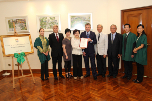The Yao Family with HKU’s President Professor Peter Mathieson, Master Professor C F Lee and student representatives of the Lap-Chee College.