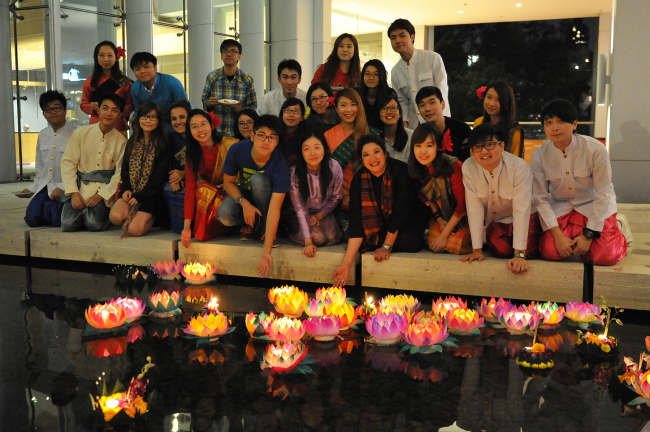 現代語言及文化學院的泰文課程舉辦水燈節