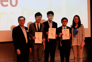 香港大學地理系講座教授詹志勇教授頒獎予「國際地理奧林匹克」得獎者。
