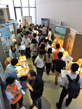 香港各大學地理系和有關政府部門、非政府組織及商界團體的展覽。