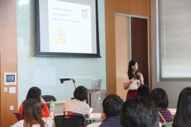 Dr. Sun Wanqi introduces infant sleep patterns and clinical practices with parents and caregivers.