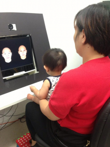 香港大學小小嬰兒科學家坐在母親的膝上, 看著螢幕上的視覺刺激, 嬰兒的眼動被記錄觀察, 之後由香港大學的研究者分析藉以了解嬰兒的喜好與對世界的了解.