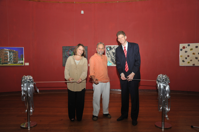 (由左至右): 墨西哥駐香港及澳門總領事館總領事布雅麗大使、藝術家羅拔圖．特恩布爾先生及香港大學美術博物館總監羅諾德博士