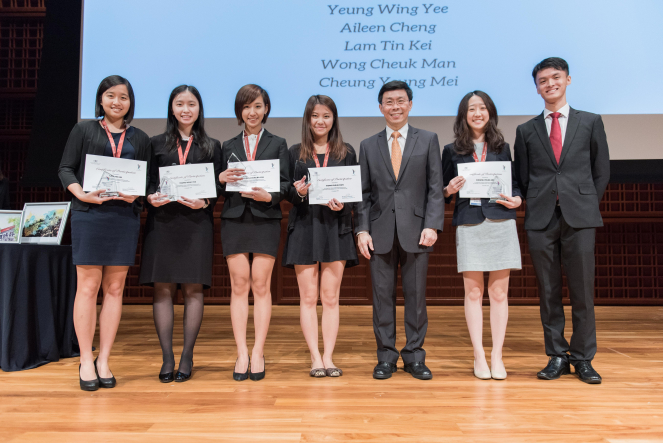 新加坡議會成員李奕賢先生為香港大學參賽組頒發二等獎