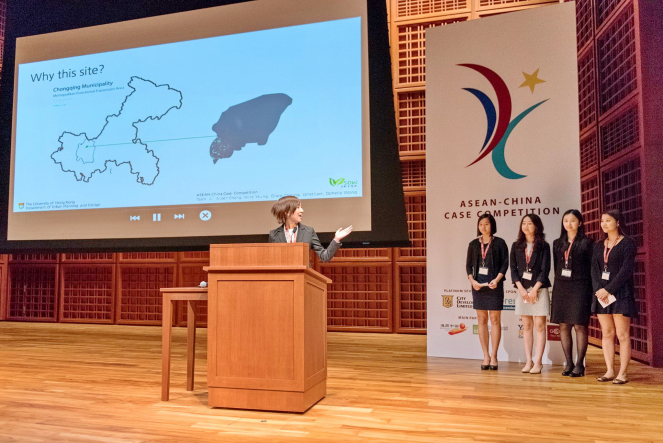 香港大學城市研究學士生參賽組在總決賽中介紹參賽設計