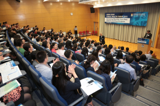 公共衞生學院院長裴偉士教授於香港公共衞生論壇2015開幕致辭時，向林大慶教授致敬