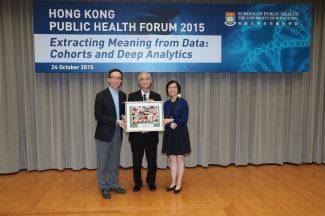 Professor Sophia Chan, Under Secretary for Food and Health, and Professor Gabriel M Leung, Chair Professor of Public Health Medicine and Dean of Medicine, jointly present a memento to Professor TH Lam in recognition of his outstanding contributions to public health