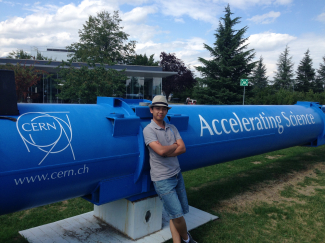  港大理學院物理系四年級學生Gabriel Gallardo去年暑假透過學院的海外研究實習計劃，到國際著名的粒子研究中心歐洲核子研究組織（CERN）進行實習研究，為其追求研究夢打好基礎。