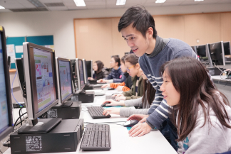 參加者在電腦實驗室中學習網頁背後的建構概念及親手嘗試編碼。