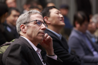 Professor Eric Maskin listens to the Welcome Remarks and Introduction delivered by Professor Chenggang Xu.