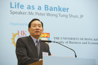王冬勝先生在香港大學畢業生議會廳以「銀行家之路」為題進行演講。