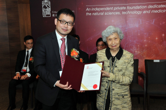 Professor Chen Guanhua, Head of Department of Chemistry, HKU, receives the Croucher Senior Research Fellowship