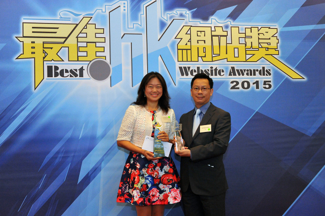 HKU Director of Communications Ms Katherine Ma receives the Gold Award and the Most Liked .hk Website Award from Mr Simon Yeung, Group Publisher of Computerworld Hong Kong