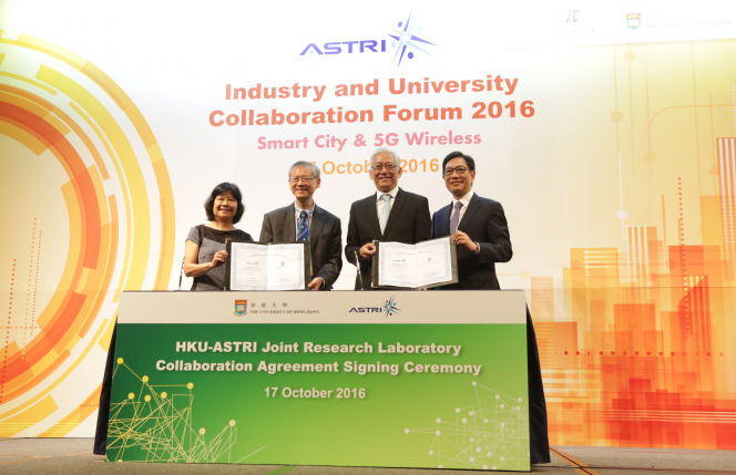 Dr. Frank Tong, Chief Executive Officer of ASTRI (2nd right), and Professor Andy Hor Tzi-sum, Vice-President and Pro-Vice-Chancellor (Research) of HKU (2nd left), sign a Memorandum of Understanding to set up the HKU-ASTRI Joint Research Laboratory, in the witnesses of Mr. Wong Ming-yam, BBS, JP, Chairman of ASTRI (1st right), and Professor Sham Mai-har, Associate Vice- President (Research) of HKU (1st left).