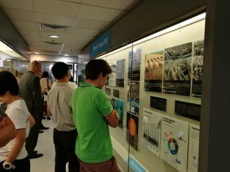 來賓參觀「氣候變化360゜」展覽。