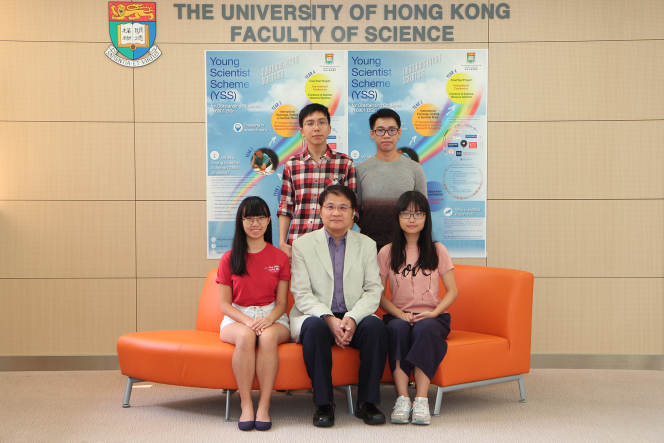 HKU Faculty of Science introduces the YSS. (Front row from left) Ms Chan Sze-wai, Year 1 BSc student admitted to the first cohort of YSS; Professor Cheung Wing-sum, Director of Undergraduate Admissions, Faculty of Science; Ms Zhou qingqing, another student admitted to the first cohort of YSS. (Back row from left) Year 4 BSc student Mr Thomas Wong Hin-hung and Year 3 BSc student Mr John Joson Quimpo Ng. 