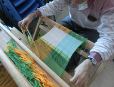 東華三院的殘疾人士為喪親者重織物品的過程。