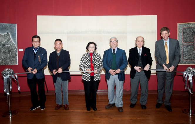 (From left) Ribbon-cutting ceremony by participating artist Mr Eddie Lui, Associate Director of Curatorial Committee of the China Artists Association Professor Pi Daojian, Former Chair Professor of Fine Arts and Former Director of the Art Museum of the Chinese University of Hong Kong Professor Kao Mayching, Research Fellow of Macau Ricci Institute Mr Cesar Guillen-Nunez, Chairman of the Taiwan Committee of Federation of Asian Artists Mr Koo Chung-Kuang and UMAG Director Dr Florian Knothe.