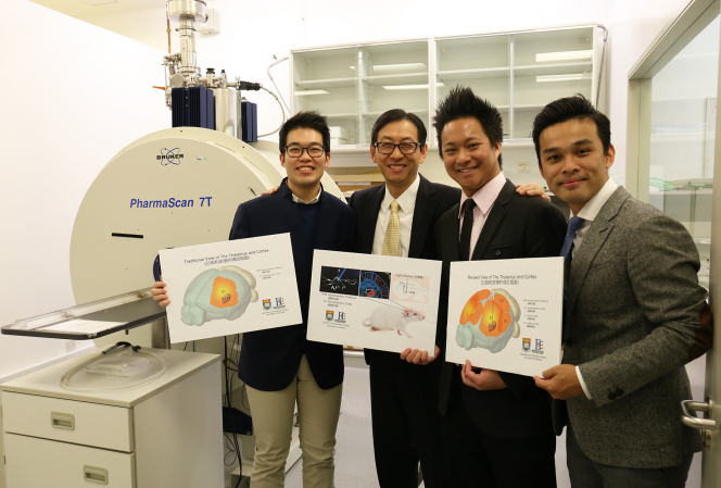 (由左至右) 香港大學工程學院梁志倫先生, 吳學奎教授, 陳維達博士和 謝堅文博士