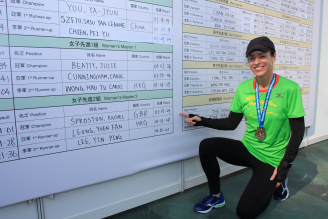 港大教育系校友Rachel Sproston奪得馬拉松(半馬)女子先進二組冠軍