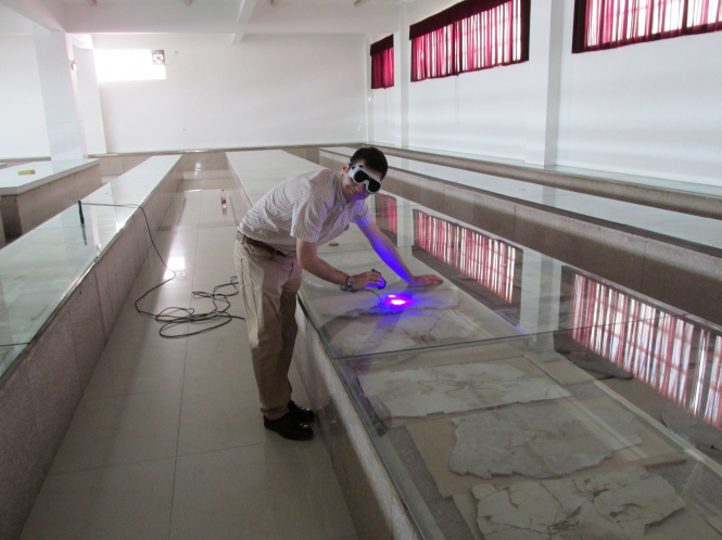 文嘉琪博士在山東省天宇自然博物館檢視了超過二百件近鳥龍的標本，挑選出其中保存了特別組織的十幾件，利用激光誘導技術詳細掃描研究。圖片提供：文嘉琪博士
