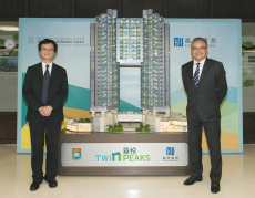 嘉華國際旗下「嘉悅TWIN PEAKS」之大樓模型贈送予港大房地產及建設系作教學用途。(左起)鄒廣榮教授與溫偉明先生。